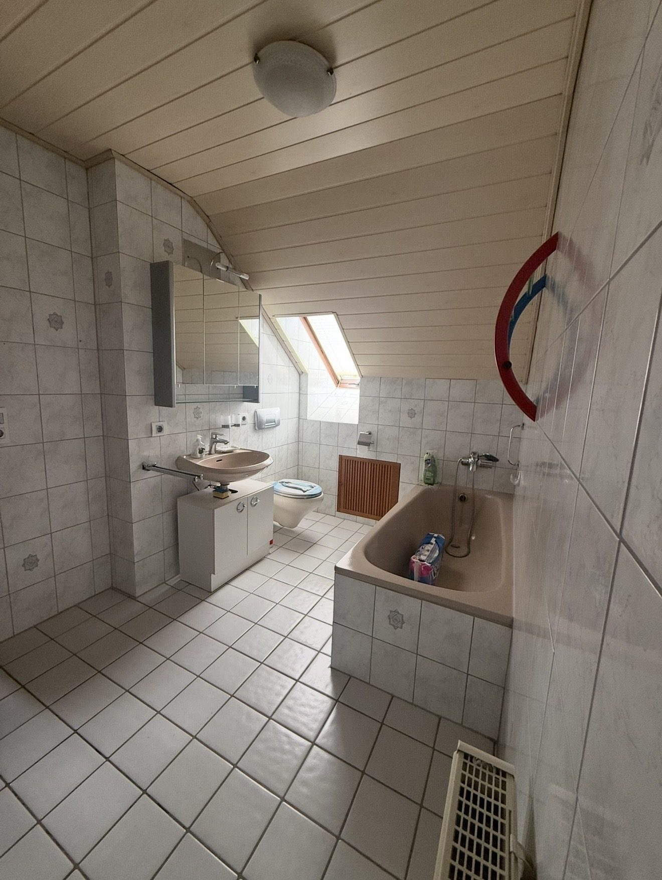 Tageslichtbad mit Badewanne im Dachgeschoss