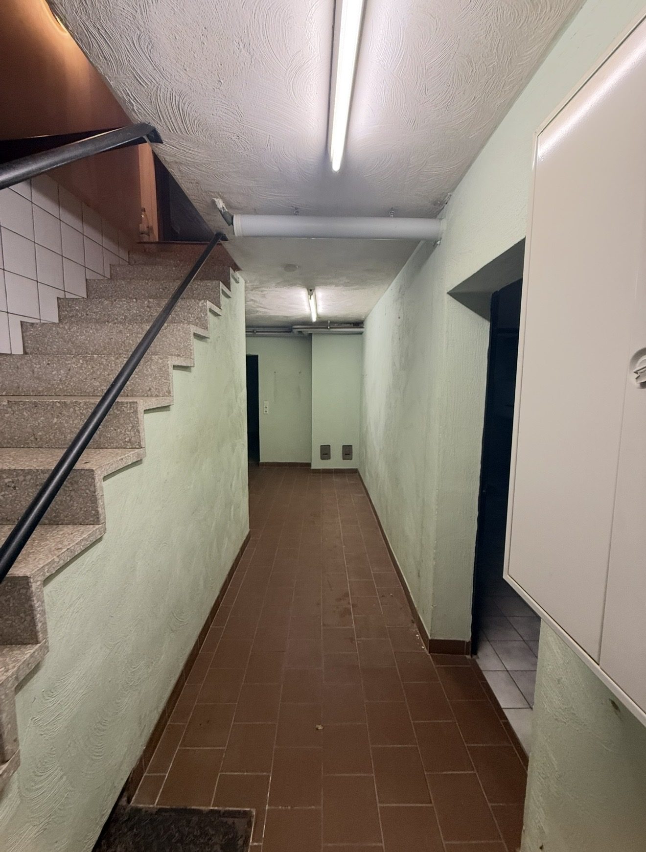 Kellerflur mit Treppe