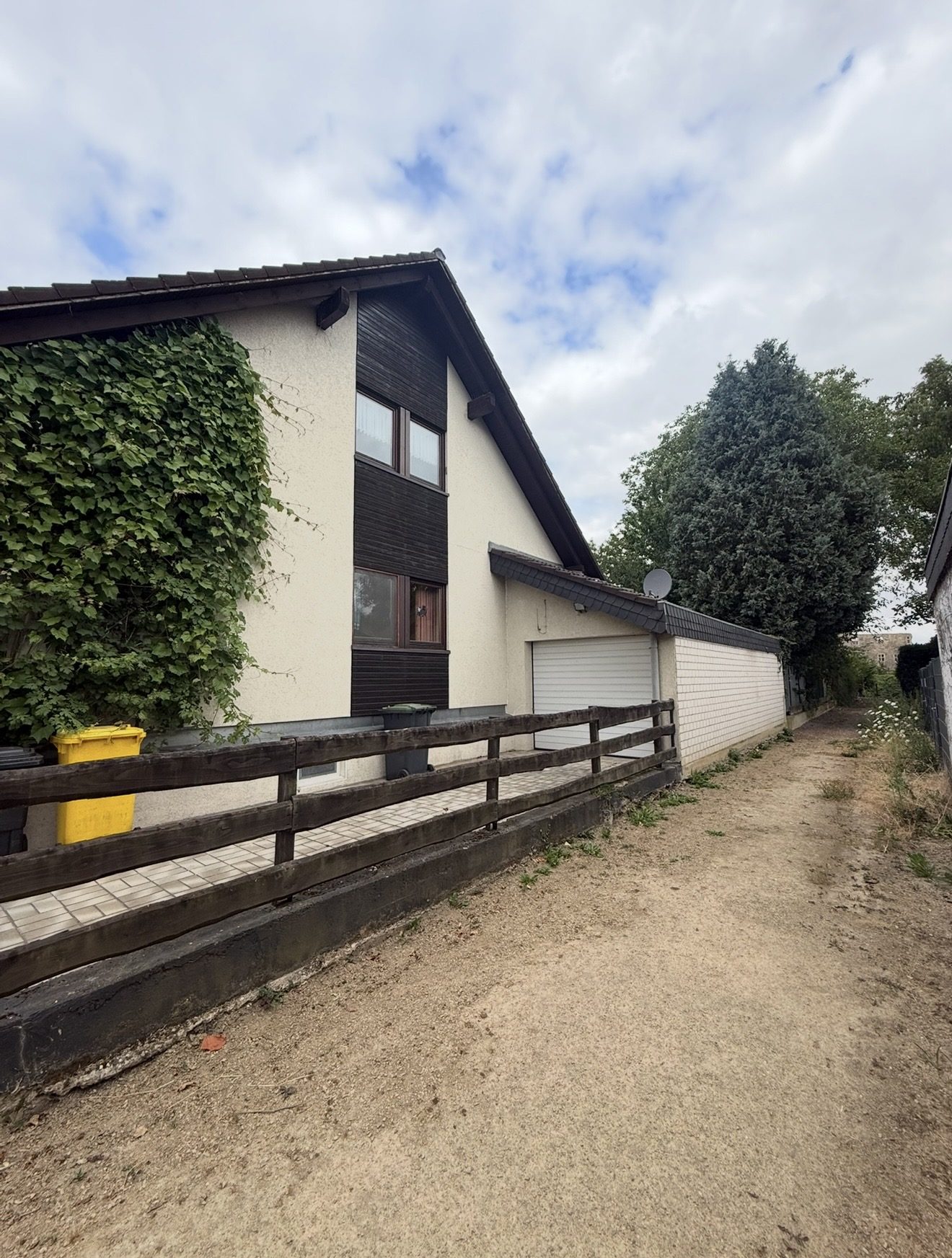 Seitenansicht des Hauses mit Garage
